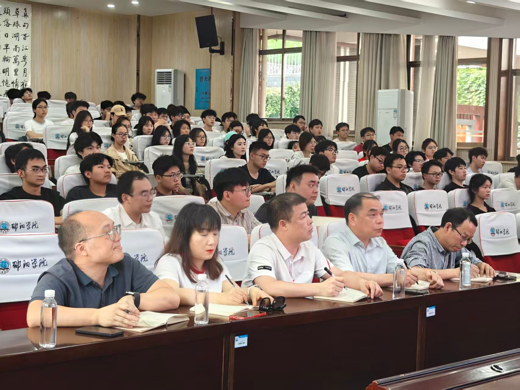赵敏丽为师生讲授专题党课